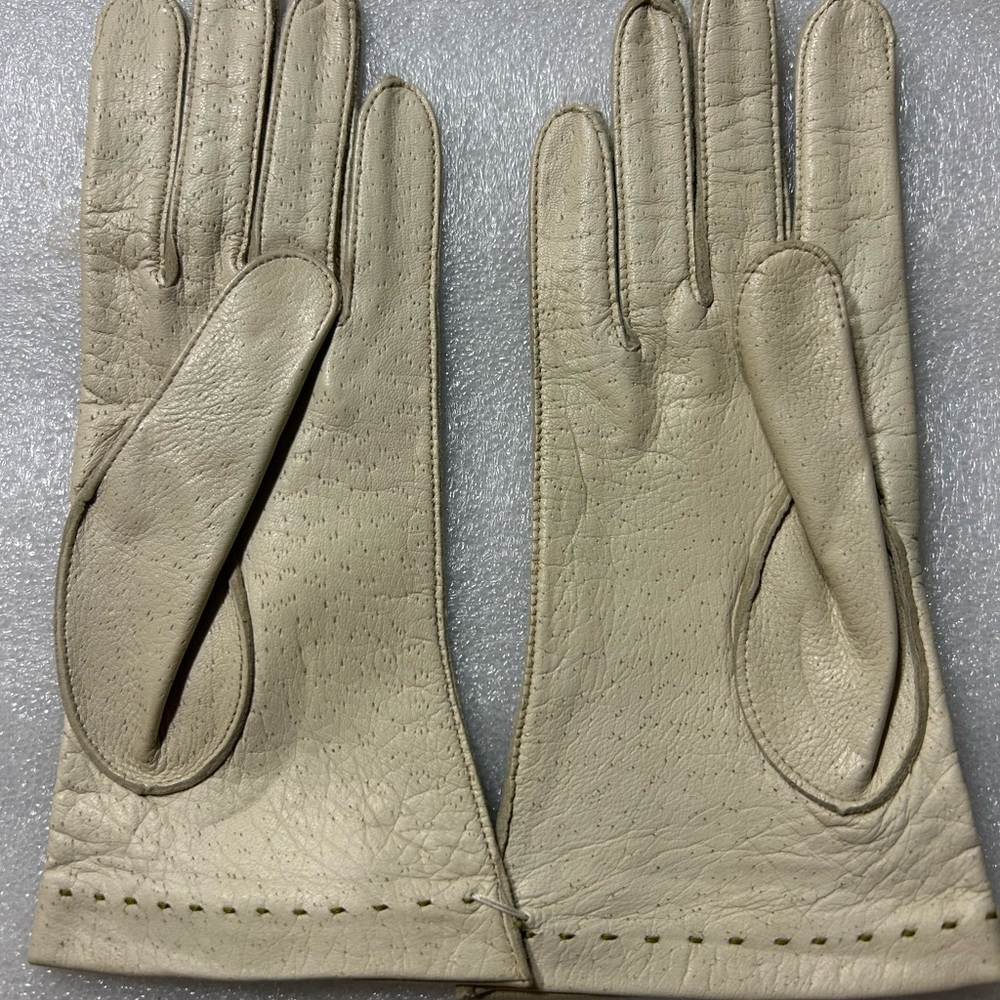 Vintage unlined Deerskin Elegant Cream Leather Gloves size 6 1/2